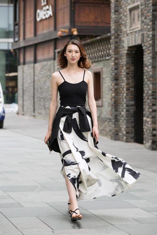 街拍：花容月貌的打底裤小姐姐女人味十足，令人赏心悦目！