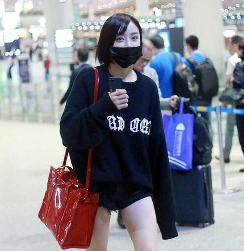 袁姗姗未PS街拍流出，瞬间怀疑她马甲线是不是假的