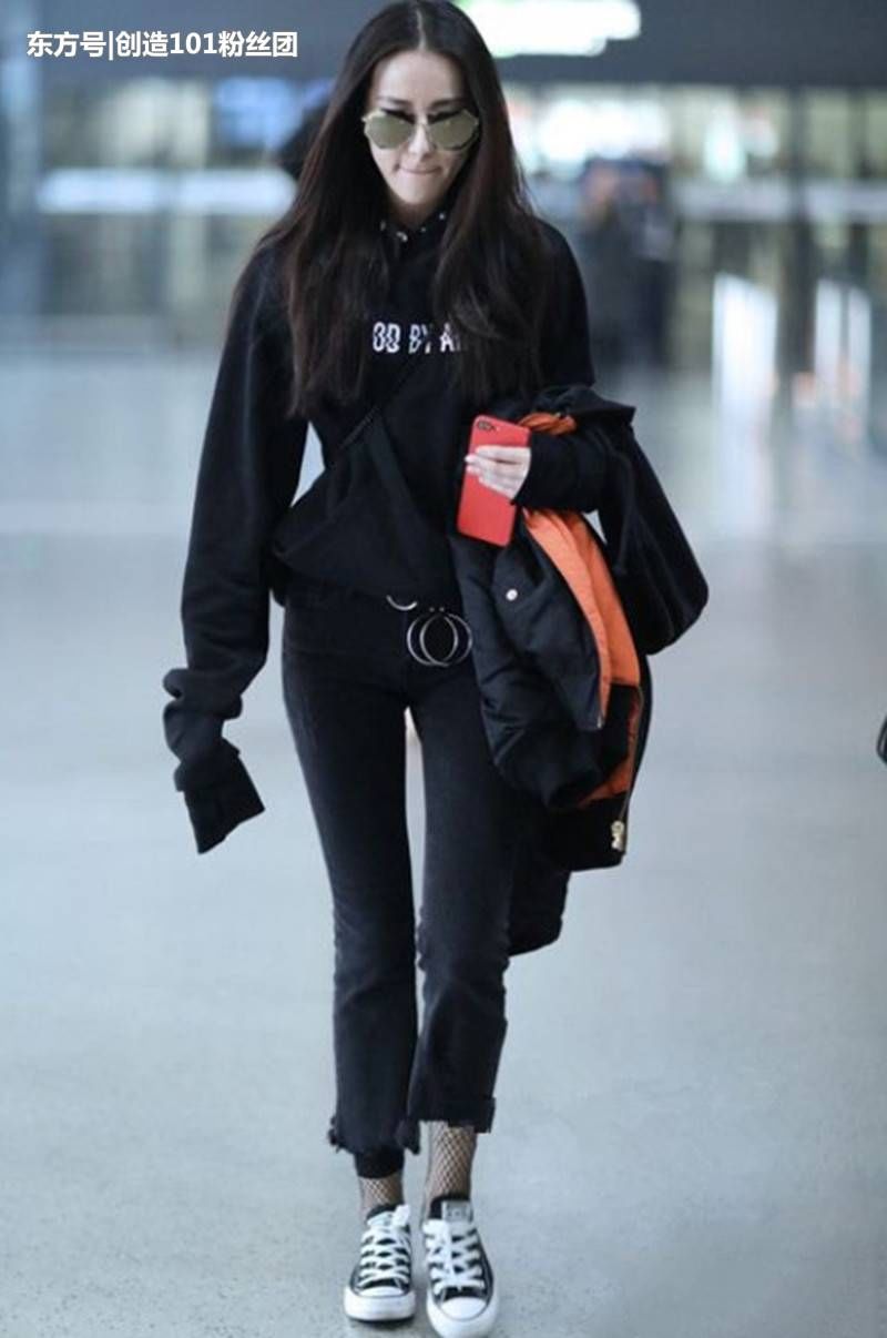 袁珊珊是94斤，迪丽热巴也94斤，二人同穿紧身裤，画风尴尬