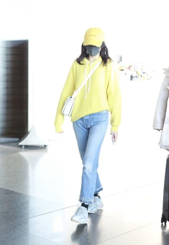 「王鸥」王鸥美出新高度,穿鹅黄卫衣塞半个衣角凹造型,依旧清新女神