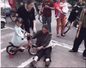 姑娘，你这裙子确实不错，只是搭配的鞋子实在是尴尬