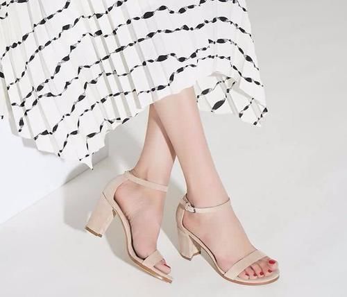 女人要穿这样的高跟鞋,夏天一字带凉鞋减龄又时髦