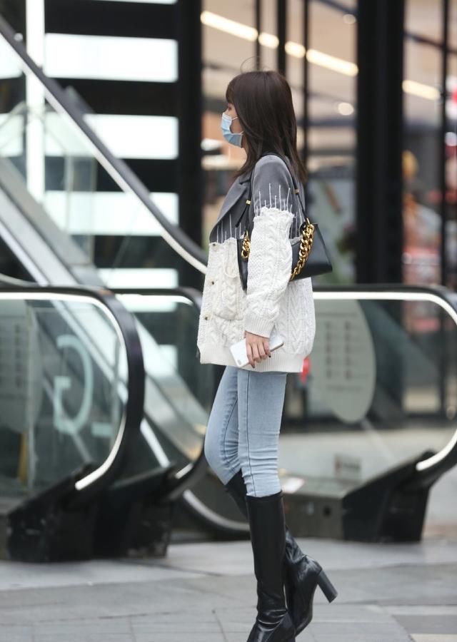  『女人味』蓝色紧身牛仔裤到底有多时髦，看到她们我就明白了，女人味太足了