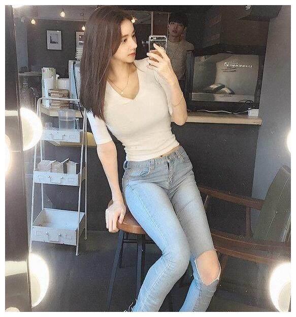 很会打扮的漂亮女孩，搭配紧身牛仔裤，尽显时尚的魅力！