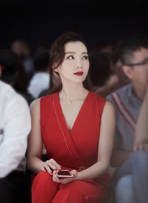  「亮眼」红色的衣服到底怎么搭？学这几位，不仅时尚感爆棚，还特别亮眼