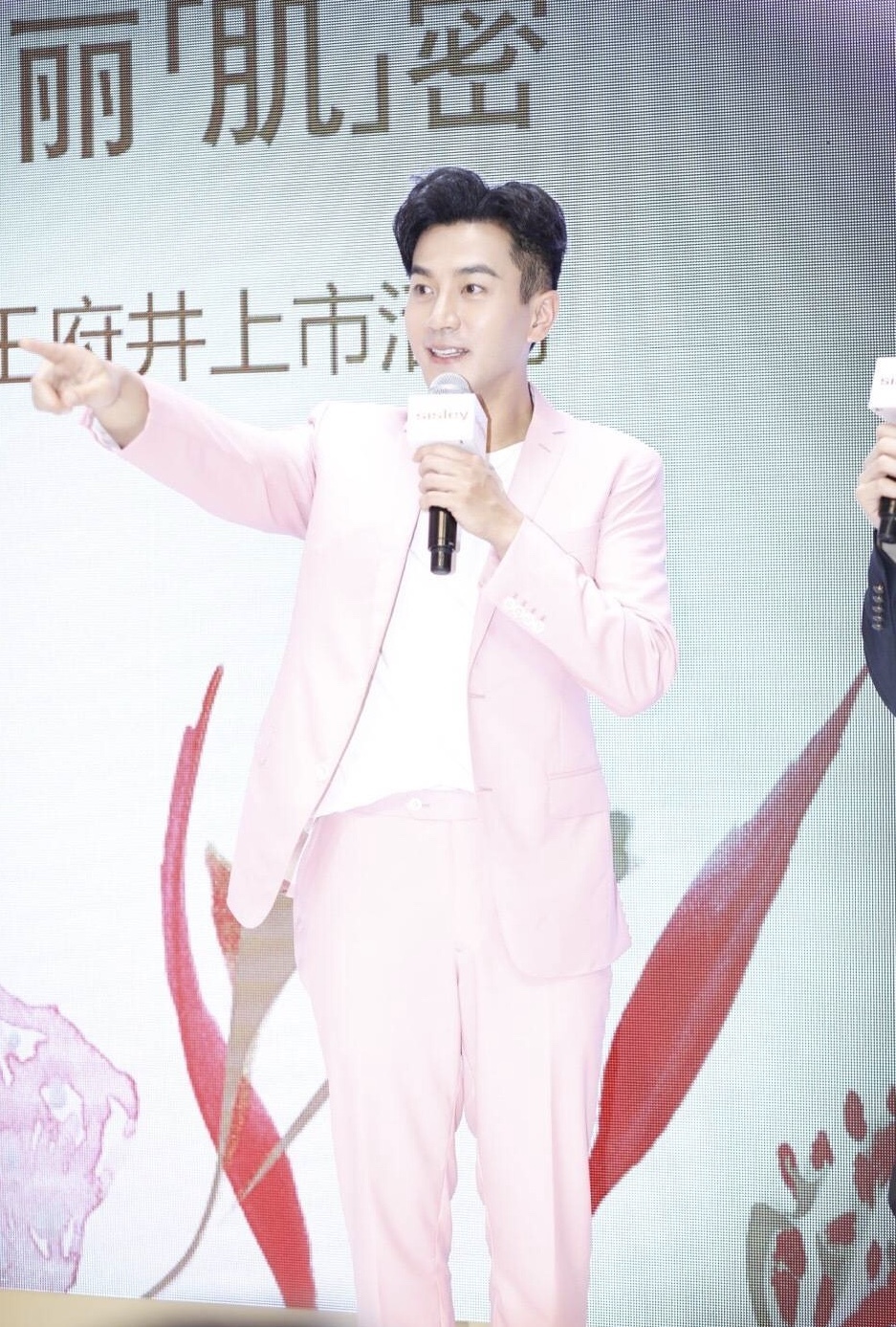 刘恺威现身未P照竟像小鲜肉，皮肤油亮光滑比杨幂还要好