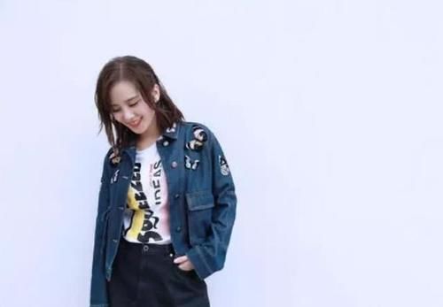 清纯@刘诗诗美翻了！牛仔外套＋半裙减龄又清纯，完全不像生过孩子