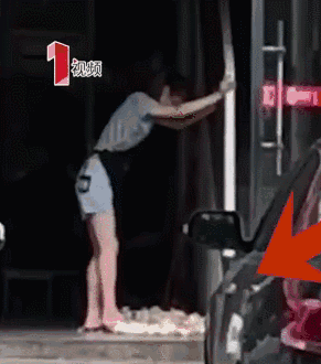 网曝凉菜店店员脚踩大蒜，店方回应：那是在踩虫！网友吵翻了……