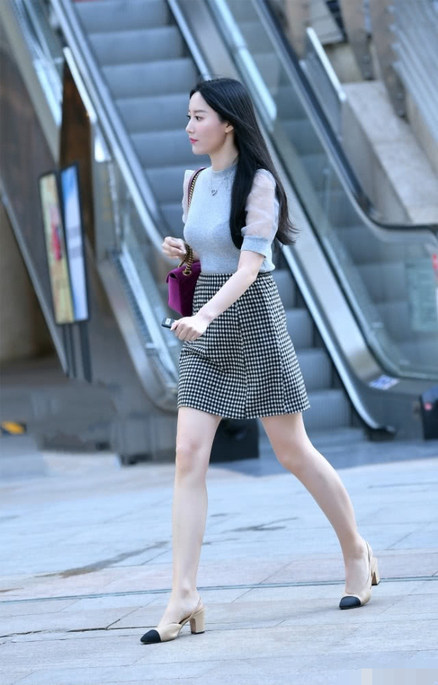 气质小姐姐碎格短裙大秀时尚美腿，走路气势很强，高颜值洗净无数