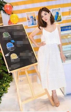 Ella为增高豁出去了，脚活生生被挤到畸形，网友：心疼她的小脚趾