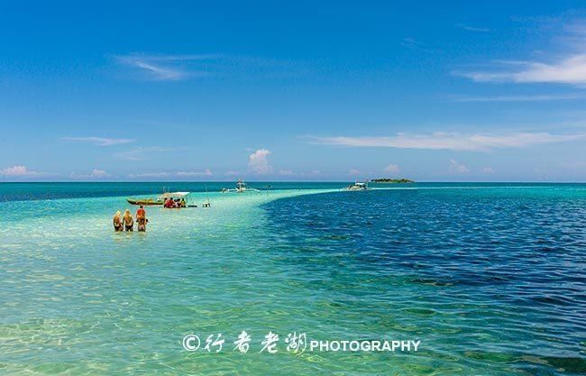 这座岛没一位居民,却挤满泳装游客,地摊还摆海里