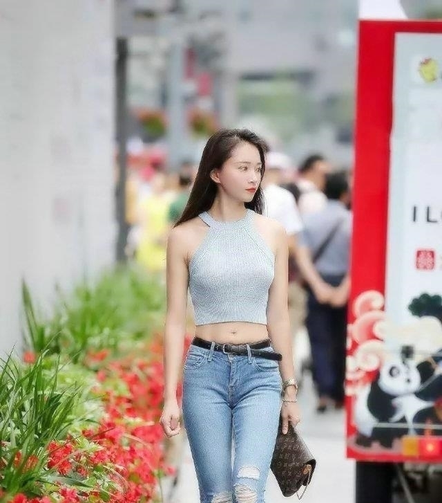 #英姿飒爽#街拍:小姐姐军绿色连衣裙,成功的穿出了英姿飒爽的优雅美
