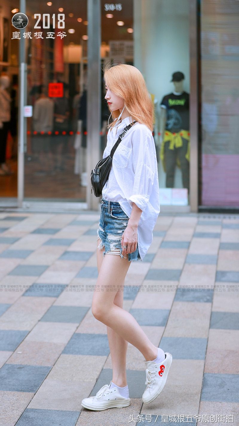 街拍:时尚潮流圣地三里屯街头上，美丽的女孩有很多