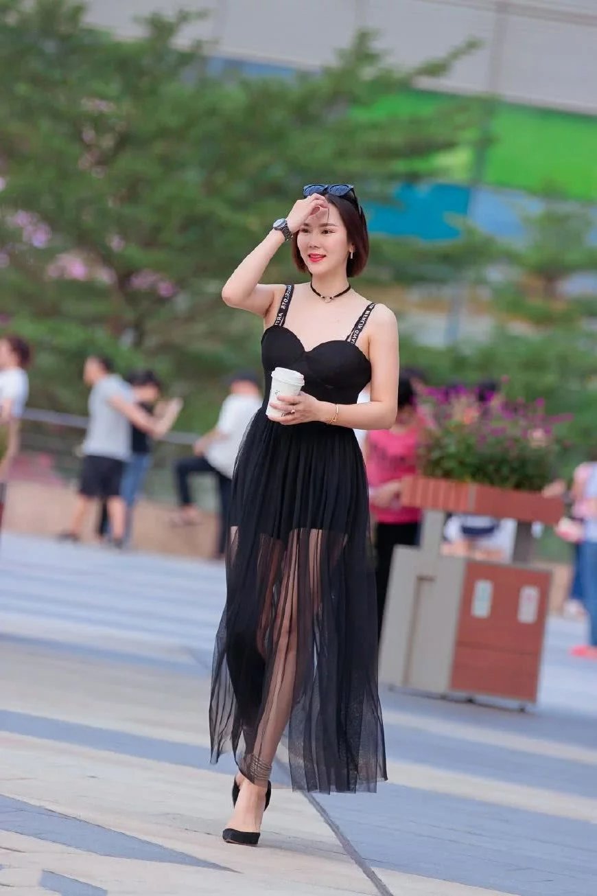 甜美小姐姐吊带抹胸装大展身材，下身的黑纱充满妩媚神秘感