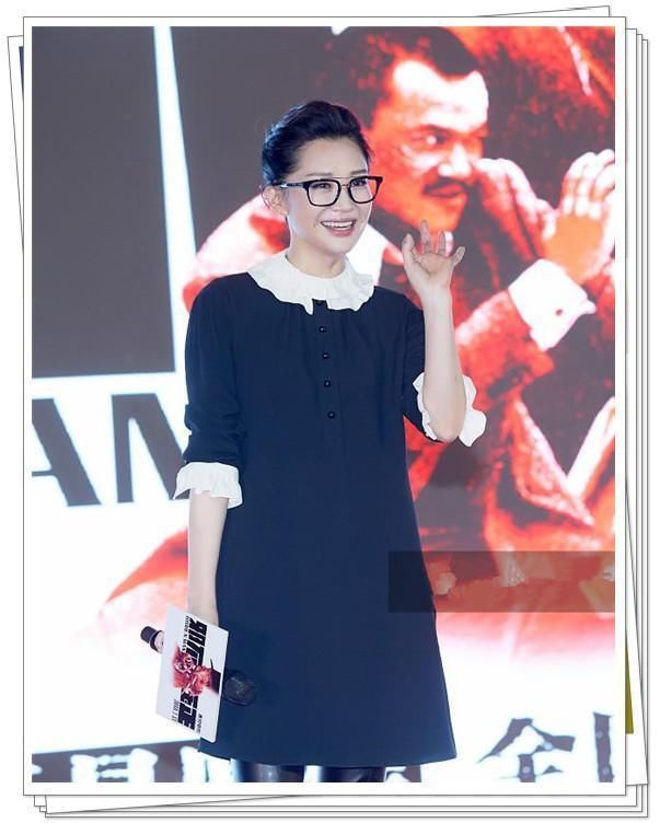 许晴够狠！49岁穿娃娃领裙不输20岁关晓彤，网友：年龄只是摆设？