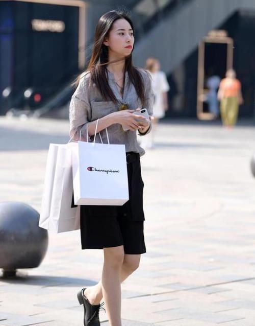  『美女』美女时尚街拍：端丽冠绝的美女，一件粉色连衣裙，时尚魅力女人味