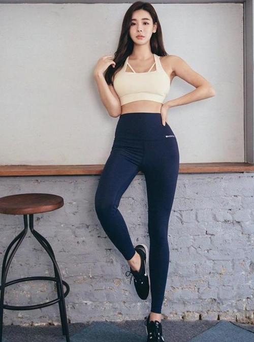 打底裤小姐姐尽显靓丽的穿搭，将身材曲线勾勒出来
