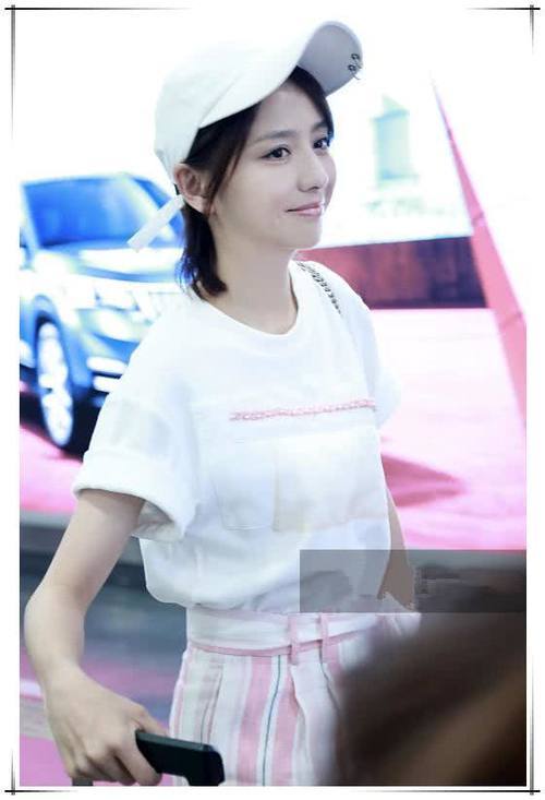 佟丽娅又把睡裤当短裤穿！可这次却意外嫩出新高度，网友：美炸了