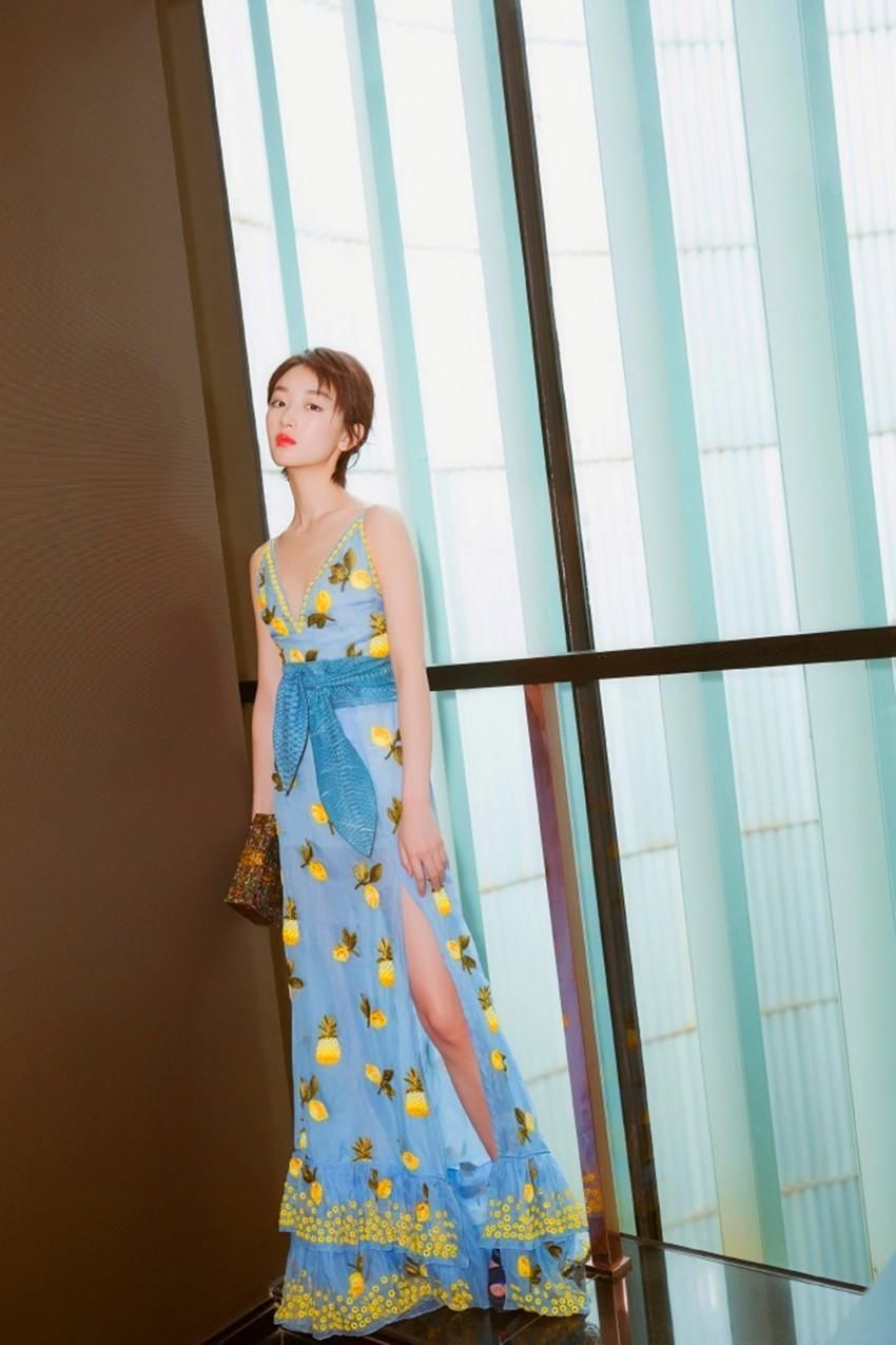 周冬雨真敢穿，身材没料穿抹胸裙好尴尬，网友:远看像一位小学生