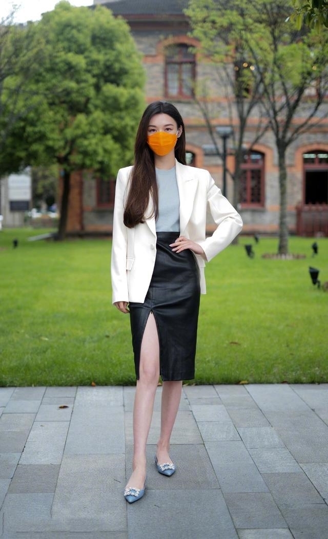 美女|路人街拍，气质娴静的美女，一身着装给人的感觉轻柔又得体