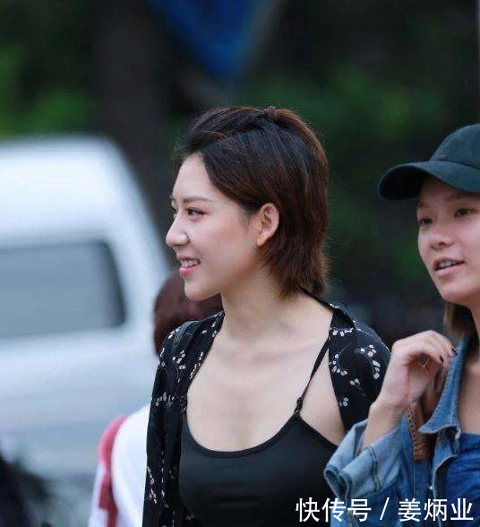 街拍吊带小姐姐,包臀小短裙尽显修长双腿,清凉性感