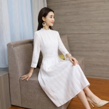 好身材要显摆，气质连衣裙凸显玲珑身材，时髦性感更有女人味