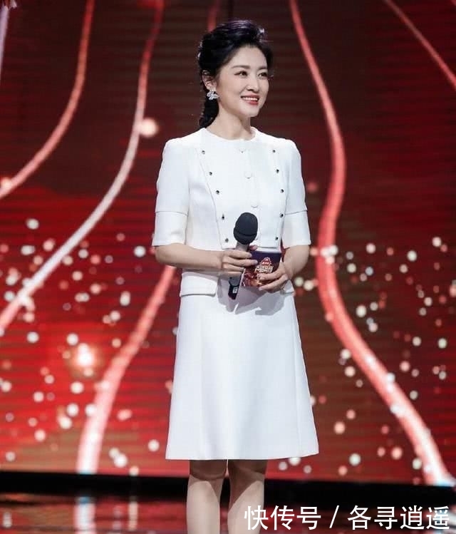 『让整件衣服』周涛气质真心优秀,一袭西装领褶皱裙干练时髦,51的年龄31的状态