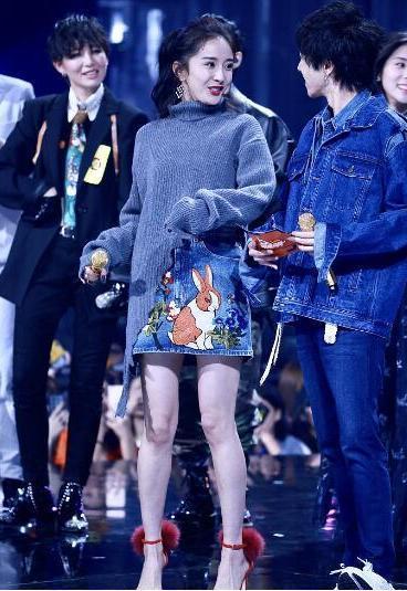 杨幂活动亮相，大家却被她的下装吸引，网友：这裙子要火，快去买