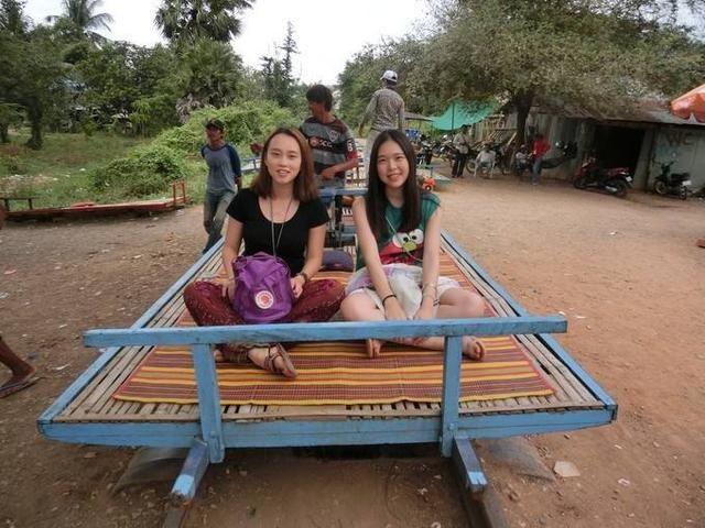 世上最独特的火车，靠竹竿撑着前进，坐一次只需三块钱