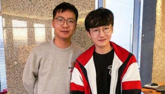 「粉丝」粉丝给小龙堡送礼物，名字笑场！粉丝直呼过瘾