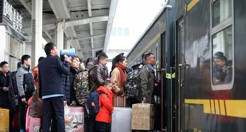  [时间]春运返乡“怪象”：为何旅客宁愿坐大巴，也不愿意坐高铁