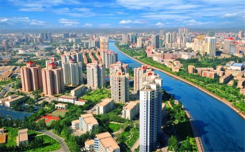 我国最晚睡觉的地方，晚上10点才天黑，那里的美女格外漂亮