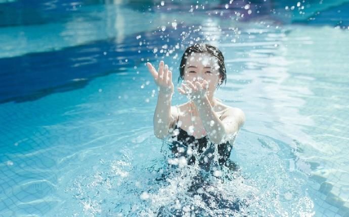 短发泳装美女泳池湿身诱惑写真图片