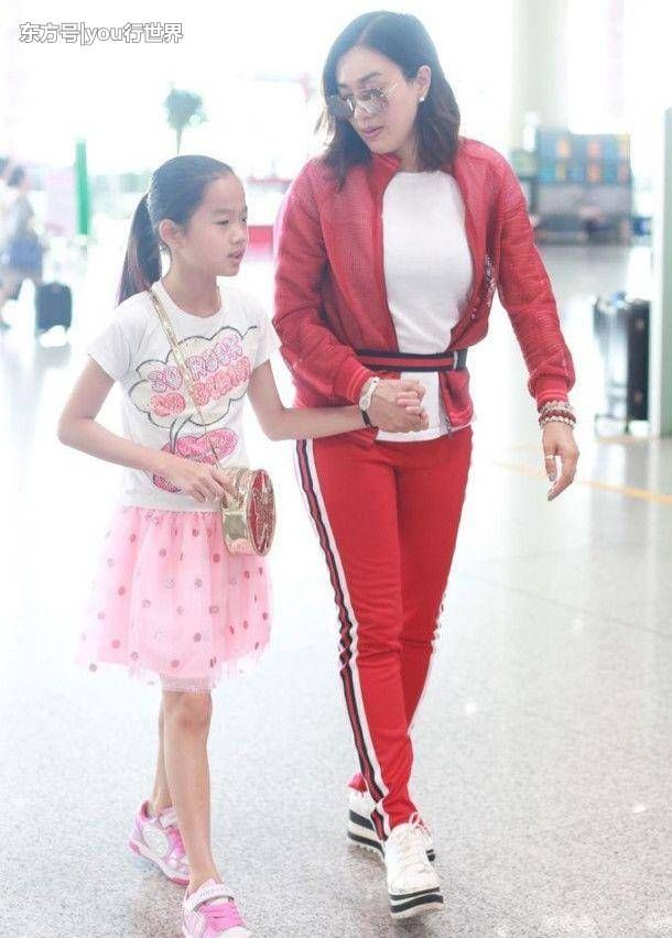 钟丽缇够了，运动裤都穿成紧身款了!网友:鞋子才是万年不变款!