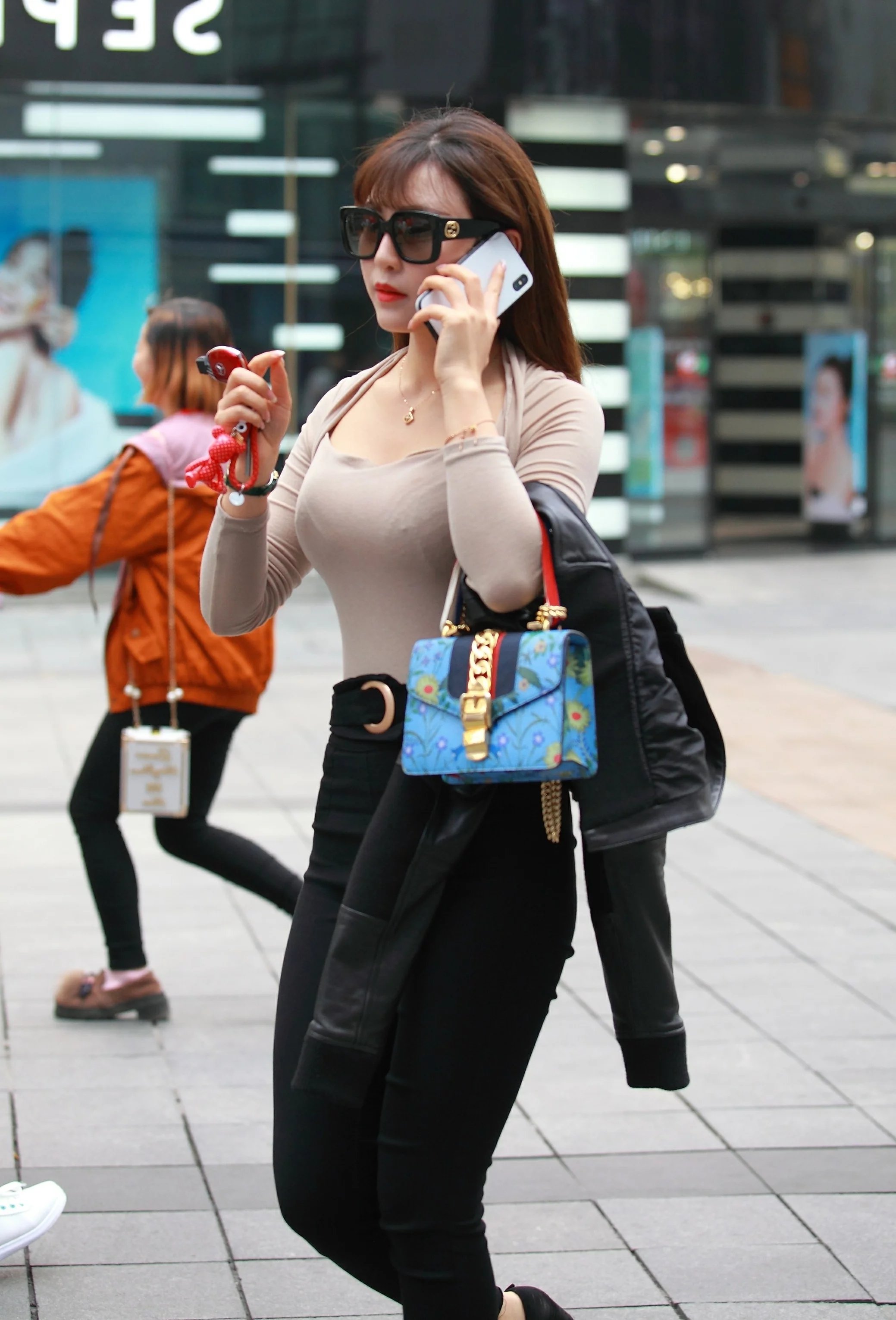 气质小姐姐一袭紧身装大秀傲人身材,玲珑曲线尽显运动的美感