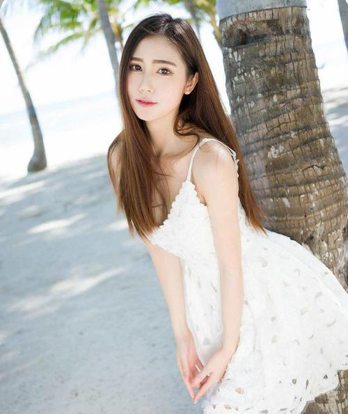 秀色可餐的吊带装小姐姐清爽干练，轻松打造性感的S曲线！