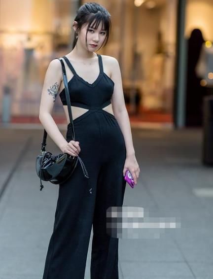  『小姐姐』街拍：小姐姐裙子非常优雅有魅力，裙子设计很有星空的气息