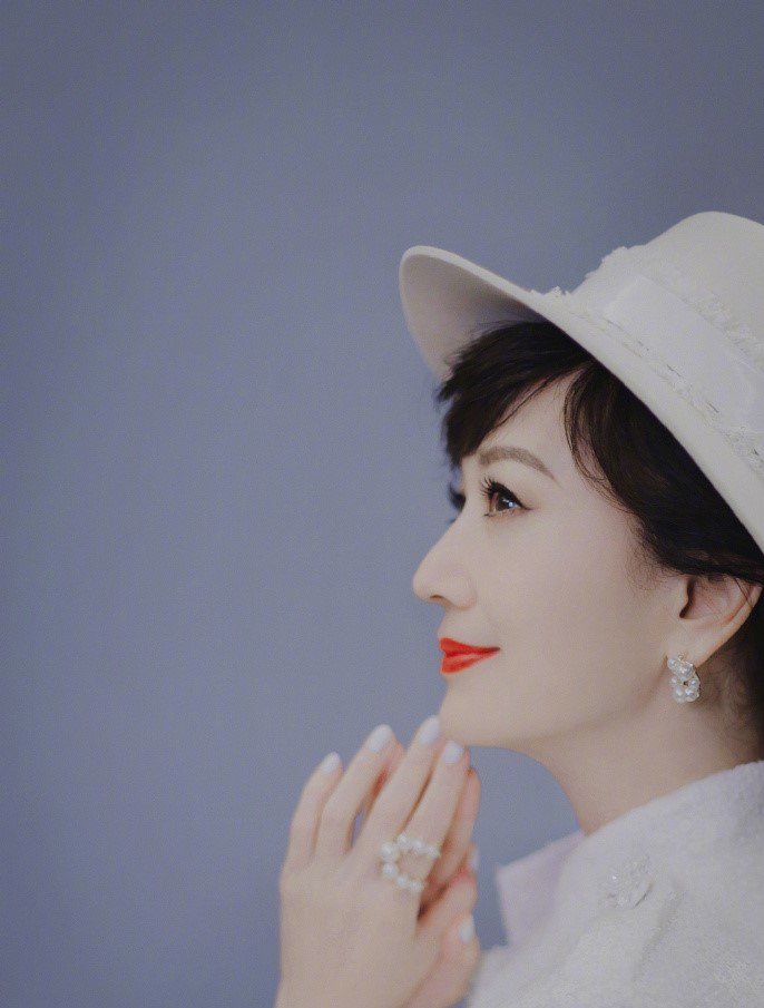  [松弛]“最美白娘子”老了！赵雅芝新剧皱纹太明显，皮肤松弛不敢晒素颜