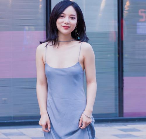 小姐姐清纯有魅力，摆拍的姿势优雅迷人，白皙的肌肤细腻又光滑！