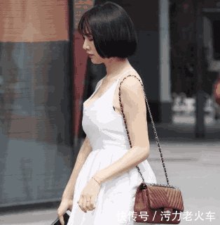 街拍 性感套裙尽显少妇丰满身材, 第四位熟女是直男们的菜!