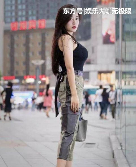  美女■街拍：皮肤白皙的美女，一件白色短袖配灰色短裙，时尚魅力十足