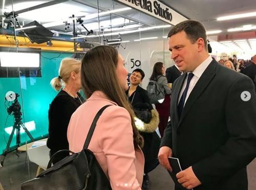 牛仔裤■如邻家女孩般,对比下伊万卡油腻了,芬兰女总理牛仔裤亮相达沃斯