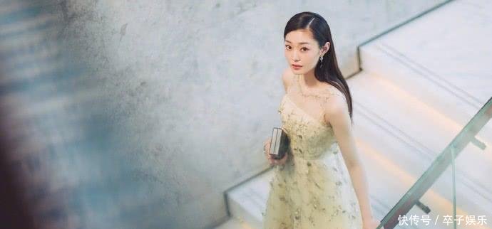 27岁宋轶穿抹胸裙, 显甜美又显嫩, 网友: 单飞后更会时髦了!