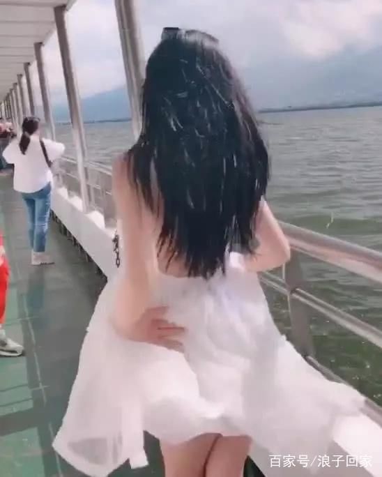 小姐姐穿短裙跳热舞，风来的瞬间毫不介意，网友秒按暂停键！