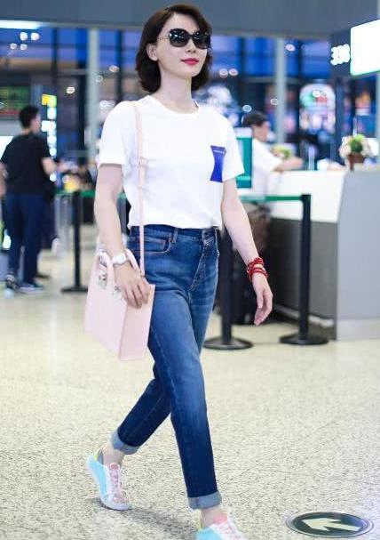 41岁陈数亮相机场，穿粉色上衣显老气，但一双腿却不输年轻女星