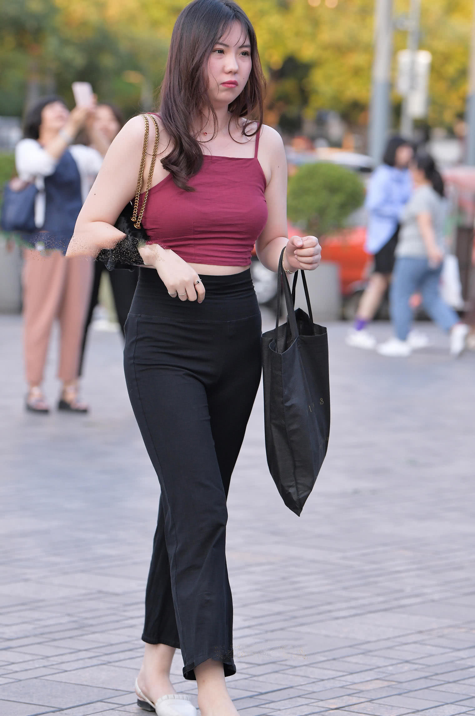 婴儿肥小姐姐紧身裤，路人无数却成最美风景，肥而不腻