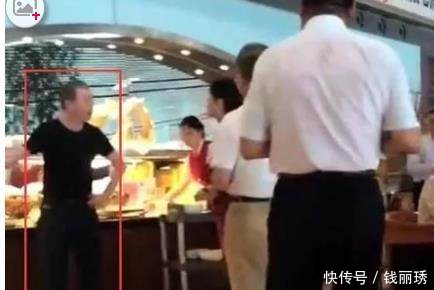 冯小刚被曝机场发飙怼女服务员，看了真正的原因，网友对不起