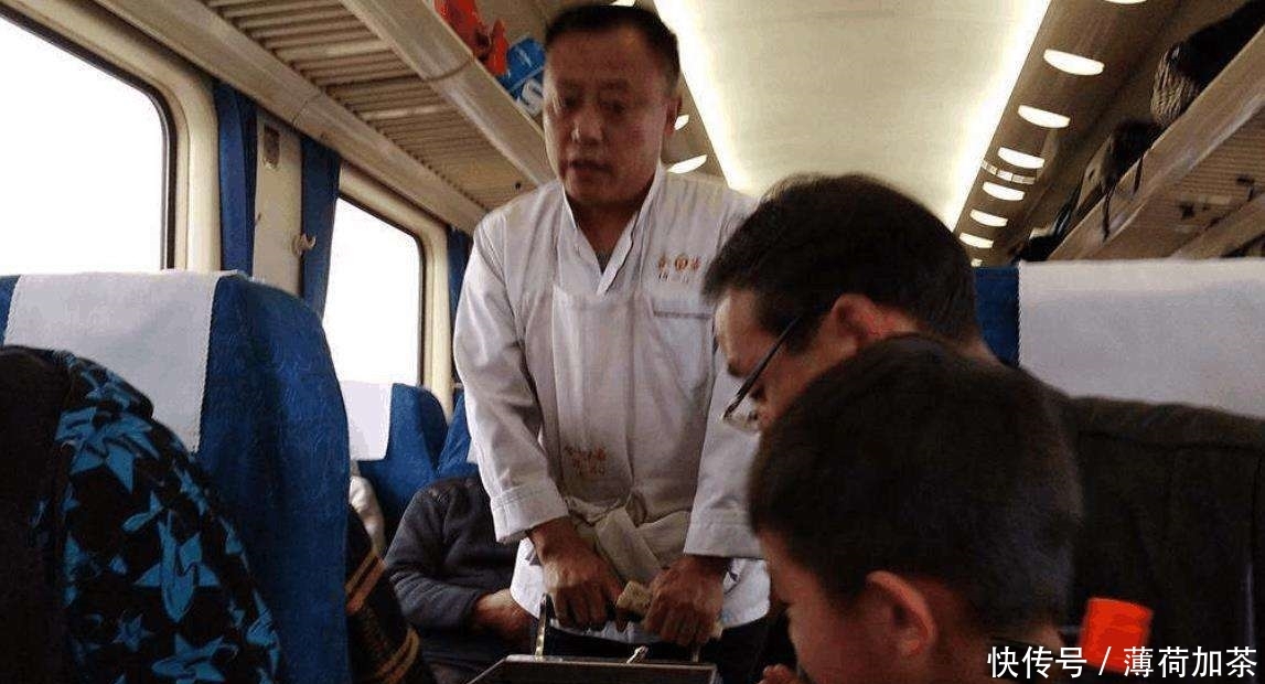 火车上卖东西的是列车员吗？得知真实身份后，网友：火车都白坐了