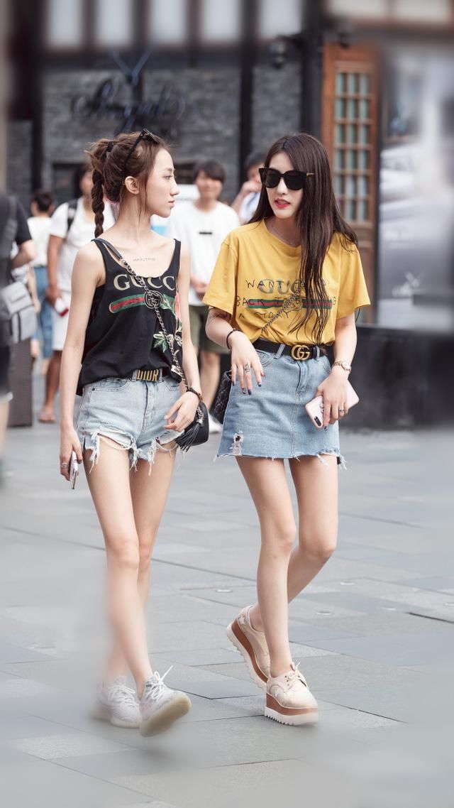路人街拍，夏天是比美的季节，衣服不比别人好看怎么能行