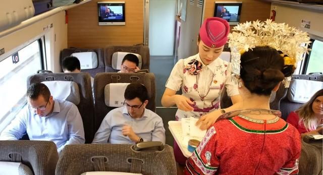 一大波外国友人登上高铁后，反应是……